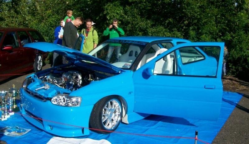 Snímek automobilu modré barvy