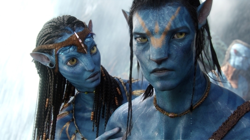 Fotografie dvou postav z filmu Avatar