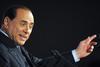 Silvio Berlusconi v obleku se zdviženou rukou