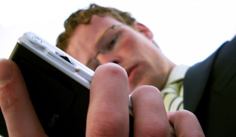 Muž držící v ruce PDA, který  je neocenitelný pomocník.