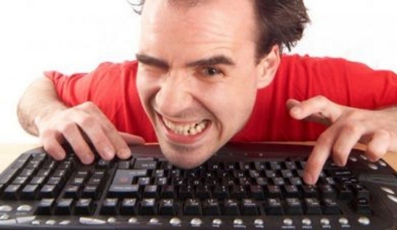 Muž v červeném triku s klávesnicí