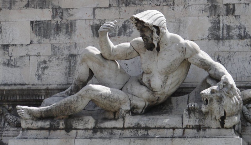 Fotografie zobrazující sochu nahého muže