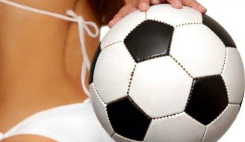 Fotbalový míč v pozadí se ženou v plavkách