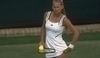 Snímek tenistky schovávající si míček pod sukni
