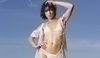 Milla Jovovich odhaluje své tělo v plavkách