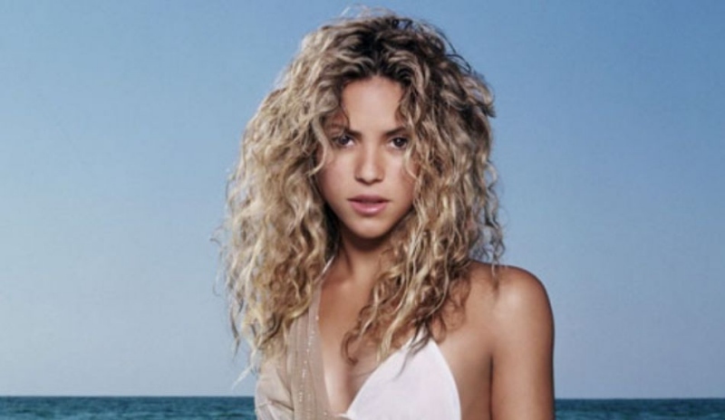 Slavná zpěvačka Shakira s kudrnatými vlasy