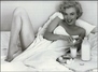 Marilyn Monroe pod bílým prostěradlem