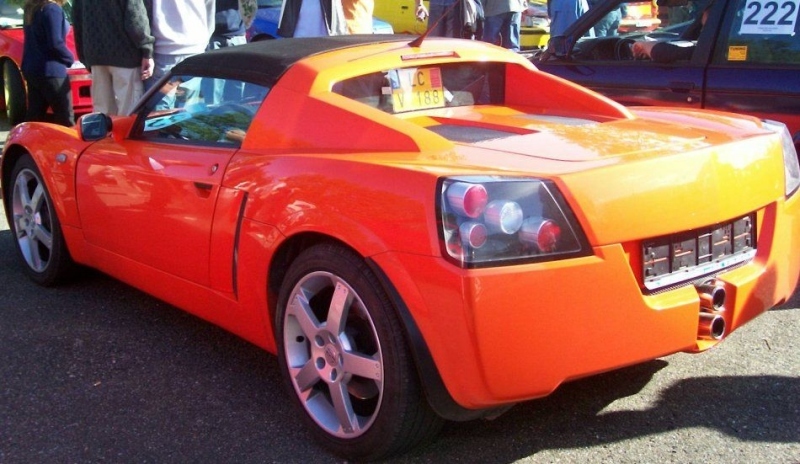 Snímek tuningového auta oranžové barvy