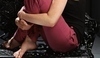 Alexis Bledel sedící na lavičce se skřiženými nohami