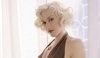 Zpěvačka Gwen Stefani v hnědých šatech