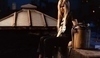 Image Avril Lavigne sedící na střeše domu
