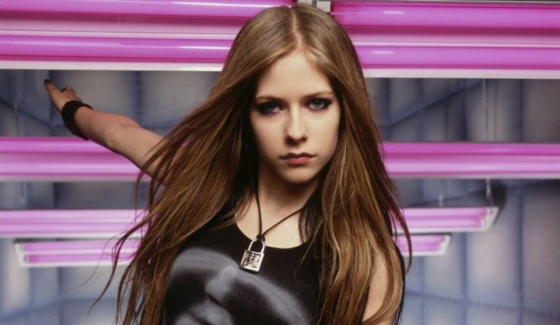 Avril Lavigne umí i sexy pózy.