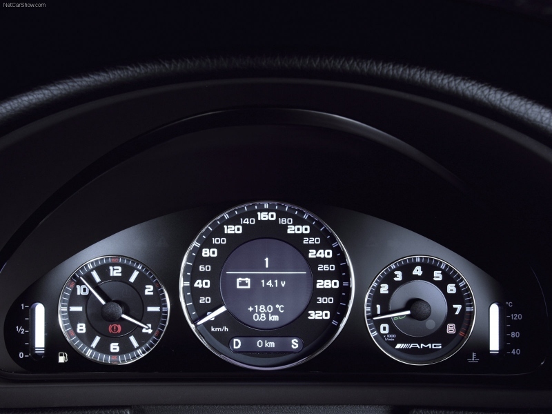 Fotografie přístrojové desky vozu Mercedes-Benz E 63 AMG