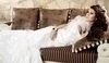 Jana Doleželová ležící v dlouhých bílých šatech na pohovce