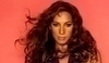 Leona Lewis zpěvačka s dlouhými vlasy na červeném pozadí