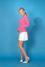Michaela Ochotská v krátké sukni a růžovém svetříku