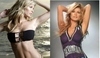 Marisa Miller krásná blonďatá modelka v plavkách a fialovém triku s nápisem Sacramento