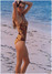 Kim Basinger v plavkách na pláži