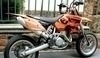 Fotografie zaparkovaného motocyklu