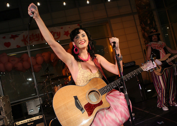 Katy Perry s akustickou kytarou