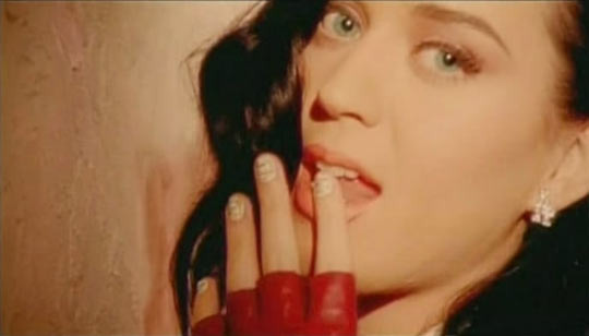 Katy Perry s prstem na rtu