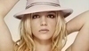 Britney Spears s růžovým kloboučkem na hlavě