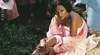 Krásná mulatka Lejla Abbasová v růžových šatech