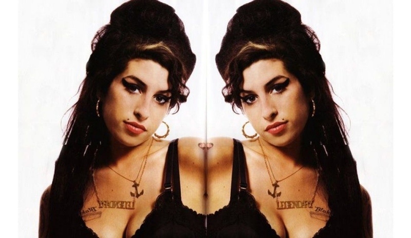Amy Winehause čelním pohledem