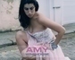 Amy Winehouse v korzetu dřepí na ulici