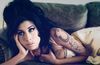Amy Winehouse s tetováním na ruce a na prsu