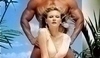 Kirsten Dunst v pozadí s opáleným svalnatým mužem