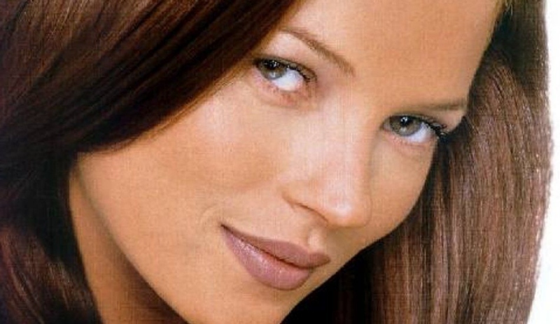 Detailní záběr obličeje brunety s šibalským pohledem