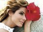 Sandra Bullock s červenou květinou u hlavy