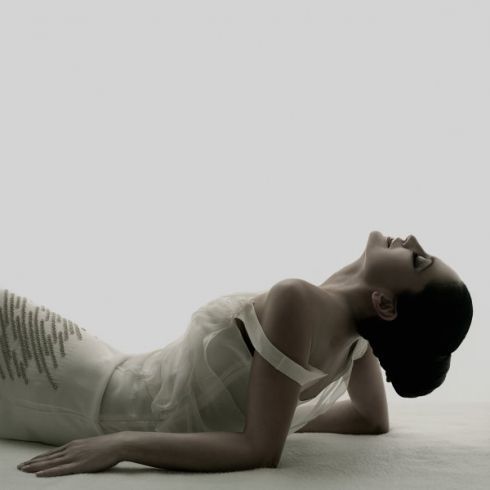 Lucie Bílá leží na zemi v bílých šatech se zakloněnou hlavou