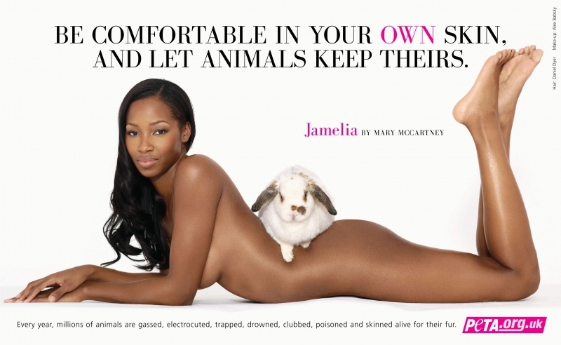 Jamelia Bares nahá s králíkem na zádech bojuje proti používání pravých kožešin