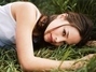 Kristin Kreuk ležící v trávě