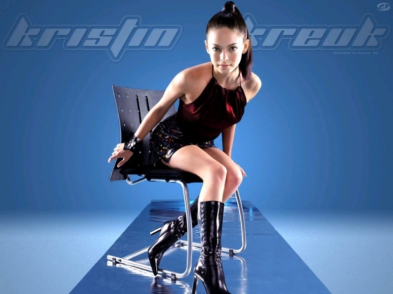 Kristin Kreuk sedící na židli