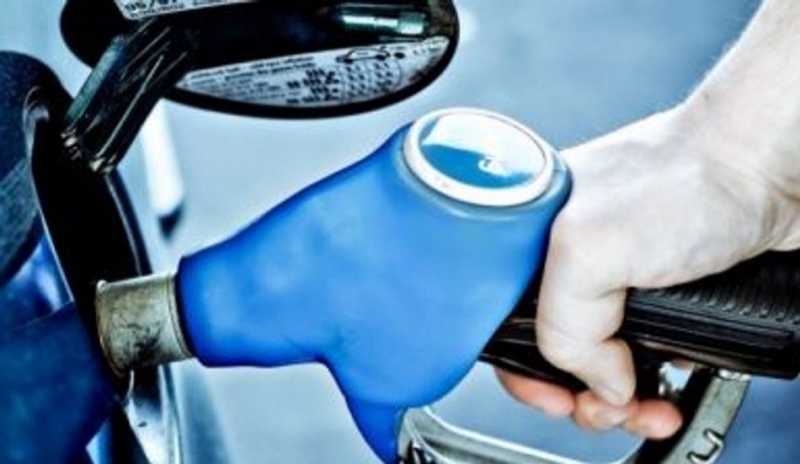 Snímek čerpání pohonných hmot do automobilu