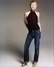 Herečka Renée Zellweger pózující v halence a kalhotech