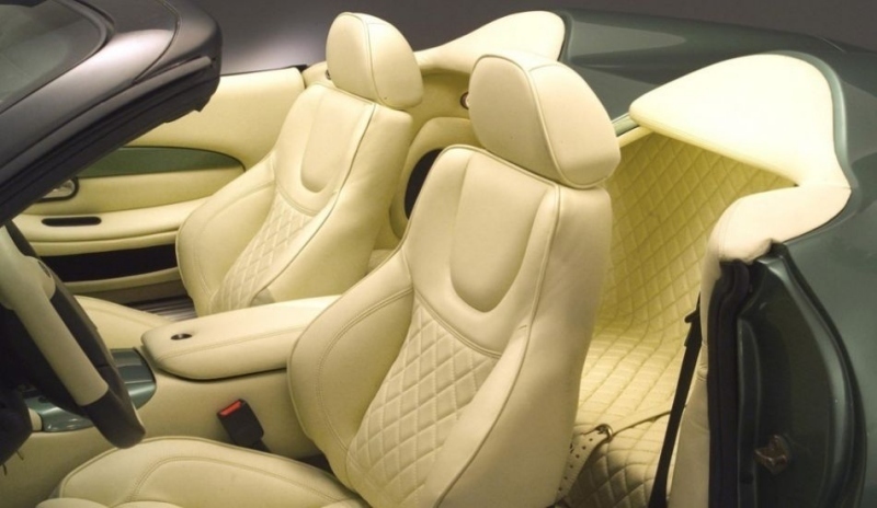 Snímek interiéru osobního automobilu DB7 Zagato