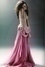 Anna Friel v růžových šatech svléknutých do pasu