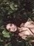 Miranda Kerr leží nahá v listí