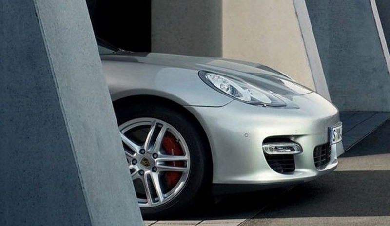 Snímek boční části vozu Porsche Panamera