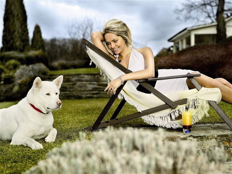 Taťána Kuchařová v zahradě na lehátku se psem