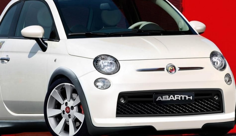 Automobil Fiat 500 bílé barvy