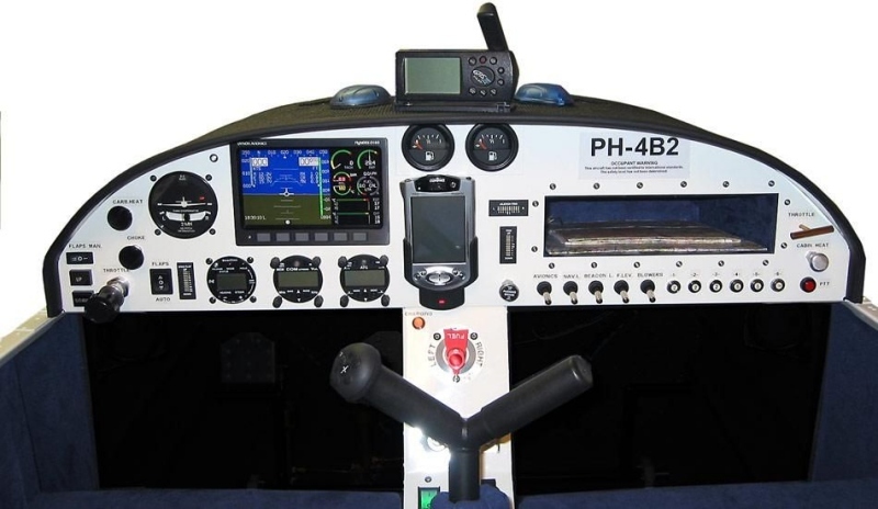 Systém Dynon Avionics Flight DEC-D180 v pilotní kanině