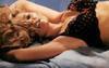 Katherine Heigl leží na posteli v černém prádle
