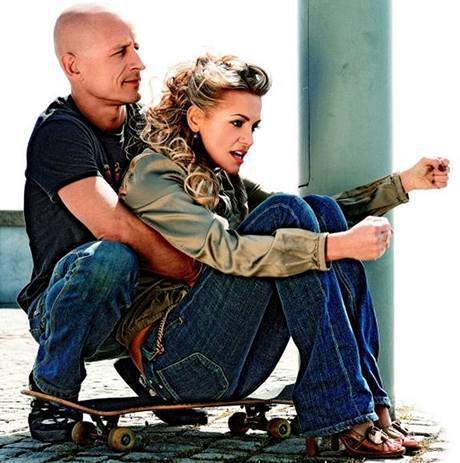 Dara Rolins sedící na skateboardu s Matějem Homolou