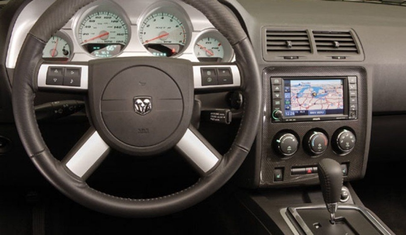 Vnitřní vybavení vozu Dodge Challenger SRT8