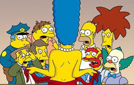 Marge Simpsonová před skupinkou mužů odhalila vrchní část těla